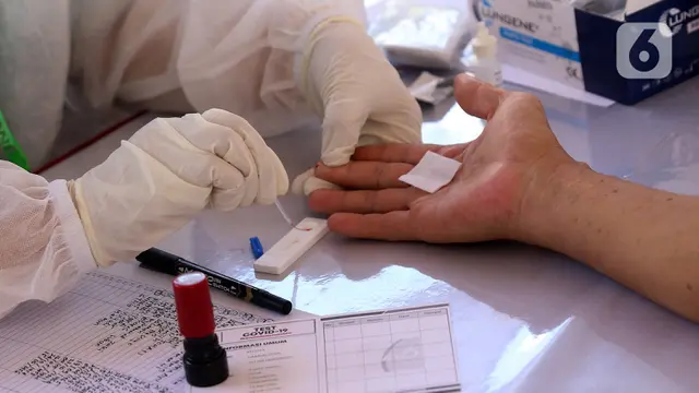 Warga Ciledug Ikuti Rapid Test Massal