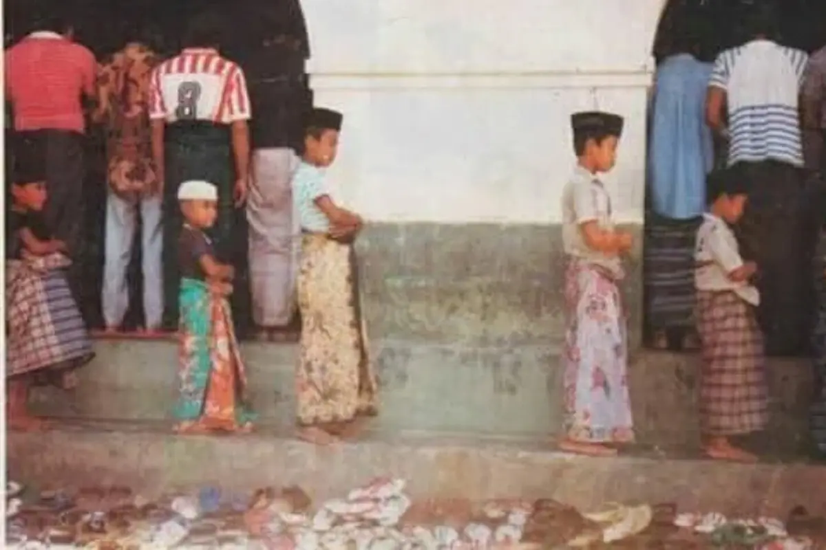 Heboh, Bocah Salah Menghadap Kiblat Saat Salat Jumat!