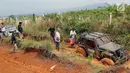 Jeep peserta jurnalis 4x4 terjebak dalam lumpur selama Fastron Weekend Drive-Dasa Warsa Jurnalis 4X4 di Depes Offroad Track, Desa Pelangi, Sentul, Bogor, Jabar (26/11). Kegiatan ini diikuti ratusan peserta dari 13 klub otomotif. (Liputan6.com/HO/Tatan)