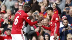 Pemain Manchester United, Paul Pogba merayakan golnya ke gawang Leicester City bersama rekannya Jesse Lingard pada laga Premier League di Stadion Old Trafford, Sabtu (24/9/2016) WIB. MU menang 4-1 atas Leicester. (Action Images via Reuters/Carl Recine)