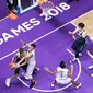 Pebasket putra Indonesia, Kevin Yonas Argadiba Sitorus (kiri) mencoba menahan laju pemain Korea pada babak penyisihan Grup A Basket Putra Asian Games 2018 di Jakarta, Selasa (14/8). Indonesia kalah 65-104. (Liputan6.com/Helmi Fithriansyah)