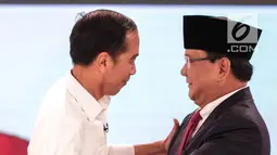 Capres nomor urut 01 Joko Widodo (kiri) dan capres nomor urut 02 Prabowo Subianto (kanan) berpelukan usai debat kedua Pilpres 2019 di Hotel Sultan, Jakarta, Minggu (17/2). (Liputan6.com/Faizal Fanani)