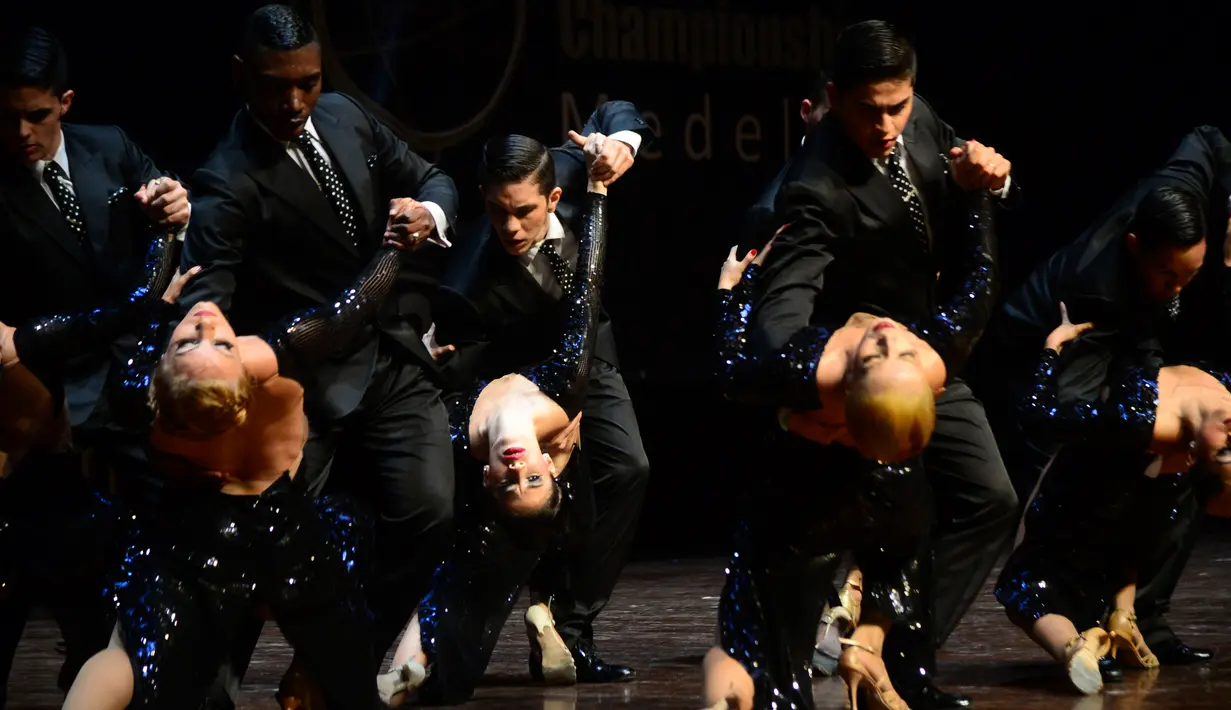 Penampilan kelompok penari Kolombia, Chetango Internacional saat bersaing menunjukkan kebolehannya pada Kejuaraan Dunia Tari Tango di Medellin, Kolombia, 18 Juni 2016. (Raul Arboleda/AFP)