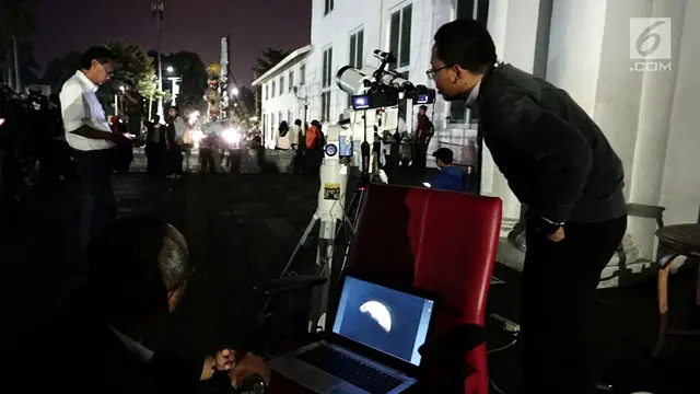 Suasana Pengamatan Gerhana Bulan di Museum Fatahillah