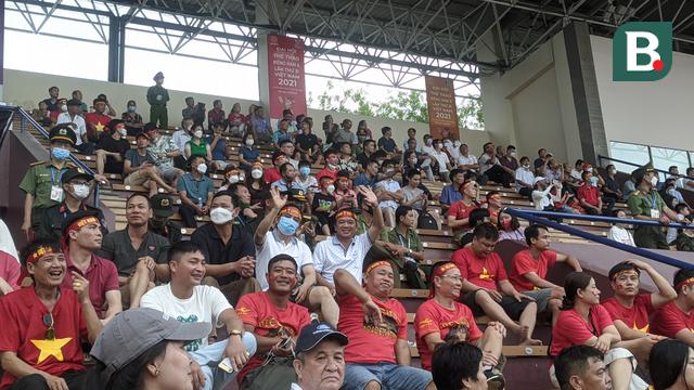 Suporter Vietnam ikut menyaksikan duel antara Indonesia U-23 melawan Filipina di Stadon Viet Tri, Jumat (13/5/2022)