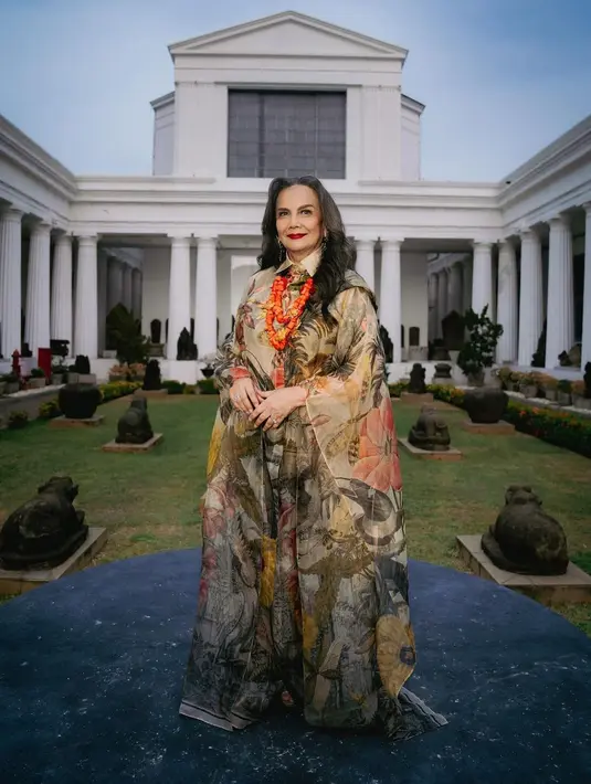 Christine Hakim juga tak main-main di malam Pengumuman Nominasi Festival Film Indonesia. Ia mengenakan dress rancangan Biyan. Dress ini memiliki siluet besar bermotif floral yang cantik. Christine Hakim tampil menyempurnakan penampilannya dengan kalung bernuansa oranye. [Foto: Instagram/biyanofficial]