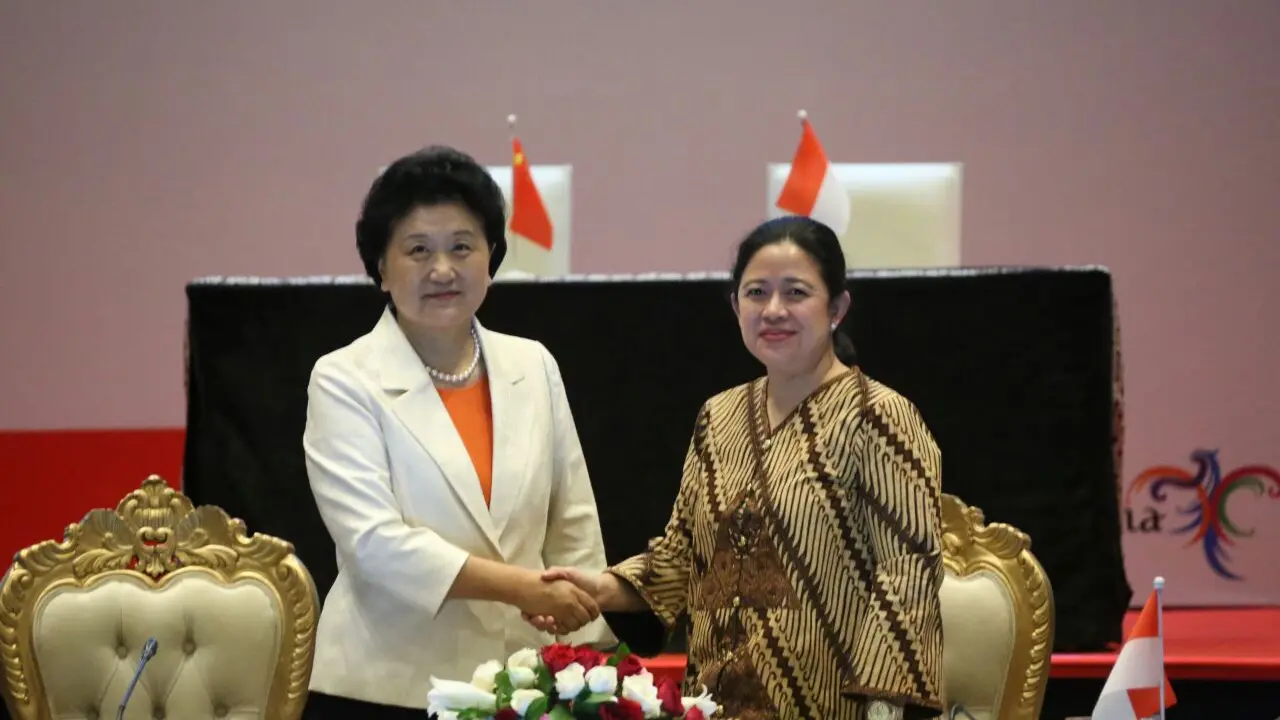 Menko PMK, Puan Maharani, dalam acara puncak Pertemuan Tingkat Tinggi Hubungan Antarmasyarakat RI - Republik Rakyat Tiongkok pada Selasa siang menjelang sore ini di Ballroom 2 Hotel Alila Solo.