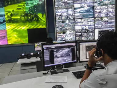 Petugas memantau kondisi lalu lintas melalui monitor kamera pengawas (CCTV) berpengeras suara di ruang Network Operation Center (NOC) Unit Pelayanan Sistem Pengendali Lalu Lintas (UP SPLL) Dishub DKI Jakarta, Kamis (5/10). (Liputan6.com/Faizal Fanani)