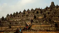 Rencana kenaikan tiket masuk Candi Borobudur Rp750 ribu ditundai. Simak penjelasan Ganjar dan Luhut berikut ini! (Unsplash/snowscat).