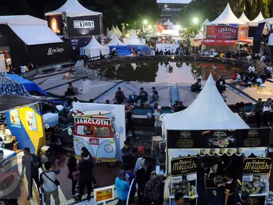 Puluhan stand fashion clothingan berjajar di JakCloth 2015 yang dihelat di Parkir Timur Senayan Jakarta, Rabu (30/12/2015). JakCloth 2015 berlangsung pada 30 Desember 2015 hingga 3 Januari 2016. (Liputan6.com/Helmi Fithriansyah)