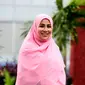 Penyanyi berusia 35 tahun ini tampil memakai hijab dan pakaian yang syar'i dengan paduan pink dan biru, ditambah dengan senyuman di wajahnya, penampilannya semakin cerah (KapanLagi.com/Deki Prayoga)