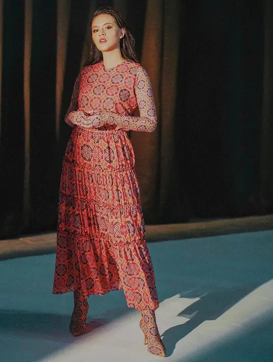 "Awal-awal iya, awal 'hidup' gue dimulai gitu ya, kayak gue udah kerja, maksudnya udah independen, gue kayak 'Oke nikah'. Tapi semakin gua mengejar karir, semakin gua nggak kepikiran justru,” ungkap Raisa. (Instagram/raisa6690)