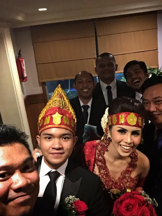 Sebuah royal wedding digelar malam setelah sebelumnya mengucap janji sehidup semati di Gereja YHS Malang, Jawa Timur, pada Sabtu (8/4/2017) siang. Keesokan harinya, keduanya kembali menggelar resepsi disebuah hotel mewah. (Instagram/nobelphotography)
