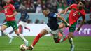 Pemain Prancis, Kylian Mbappe (tengah) berebut bola dengan pemain Maroko, Achraf Hakimi saat laga semifinal Piala Dunia 2022 yang berlangsung di Al Bayt Stadium, Qatar, Rabu (14/12/2022) waktu setempat. Prancis menang dengan skor 2-0 melalui gol Theo Hernandez dan Randal Kolo Muani. (AFP/Franck Fife)