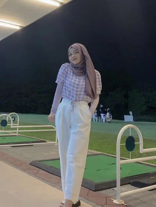 <p>Tak hanya gaun, atasan motif kotak-kotak lengan balon dengan inner juga bisa jadi inspirasi ootd bagi kamu yang berhijab. @putridelinaa</p>