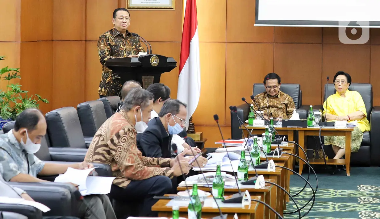 Ketua Majelis Permusyawaratan Rakyat (MPR) Bambang Soesatyo memberikan sambutan pada Focus Group Discussion (FGD) bekerjasama dengan Brain Society Centre di Ruang Delegasi Lantai 2 Gedung Nusantara IV MPR, Jakarta, Kamis (1/12/2022). Diskusi tersebut bertema "Kebijakan Bank Tanah Dalam Perspektif Konsep dan Implementasi Untuk Mewujudkan Keadilan Sosial Berdasarkan UUD 1945." (Liputan6.com/Angga Yuniar)