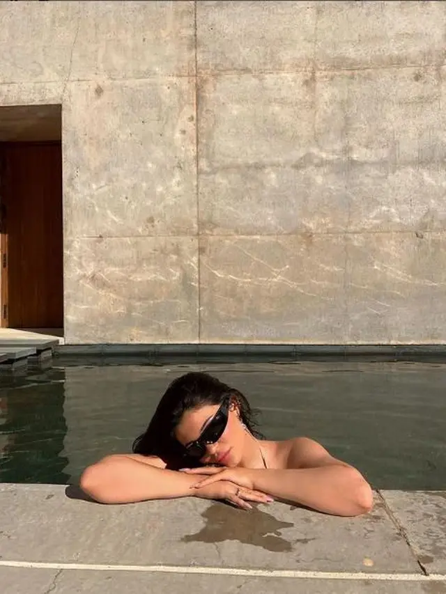 Kylie Jenner Pakai Bikini Bergambar Puting Payudara, Kakak Sambung Terseret Kontroversi