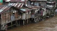 Deretan rumah semi permanen di bantaran Sungai Ciliwung, Manggarai, Jakarta (31/10). Kepala Bappenas Bambang Brodjonegoro mengatakan saat ini terdapat 13,5 juta penduduk Indonesia yang hidup miskin di lingkungan kumuh. (Liputan6.com/Immanuel Antonius)