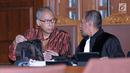 Terdakwa merintangi penyidikan korupsiE-KTP, Bimanesh Sutarjo (kiri) berbincang dengan penasehat hukumnya usai menyimak keterangan Setya Novantopada sidang lanjutan di Pengadilan Tipikor, Jakarta, Jumat (27/4). (Liputan6.com/Helmi Fithriansyah)