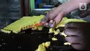 Pekerja mencetak adonan kue kering di usaha pembuatan kue Pusaka Kwitang di kawasan Kwitang, Jakarta Pusat, Selasa (27/4/2021). Kue kering yang diproduksi antara lain putri salju, kastengel, nastar, kue lidah kucing, dan kue kacang. (merdeka.com/Imam Buhori)