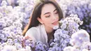 Davika Hoorne terlihat begitu menawan saat berada di antara bunga-bunga dengan kelopak kombinasi ungu dan putih. Gaya penampilan Davika ini banjir pujian dari netizen yang menyebutnya kian memesona. (Liputan6.com/IG/@davikah)