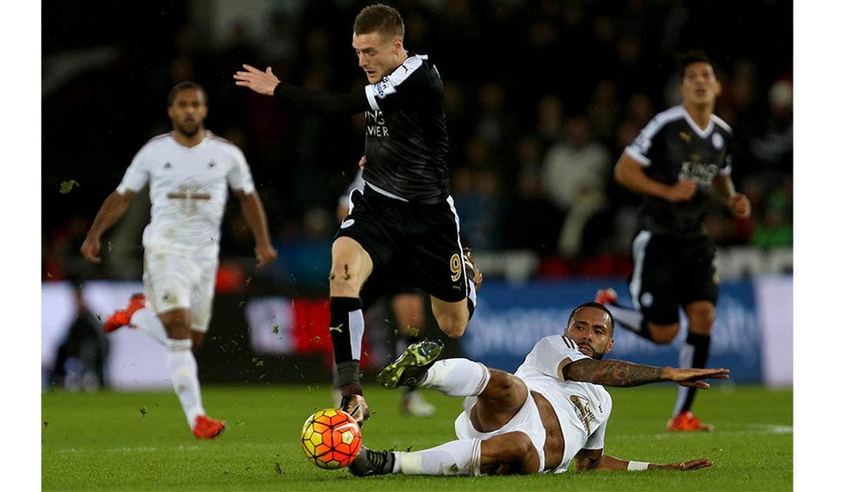 Sementara Jamie Vardy melakukannya ketika Leicester bertanding melawan West Ham pada Agustus 2015. (AFP/Geoff Caddick)