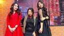 Potret Ayu Ting Ting ini sontak mencuri perhatian netizen. Betapa tidak, dress merah yang dikenakannya tampak sangat kontras dengan kulit putihnya hingga disebut netizen bak porselen. (Instagram/ayutingting92).