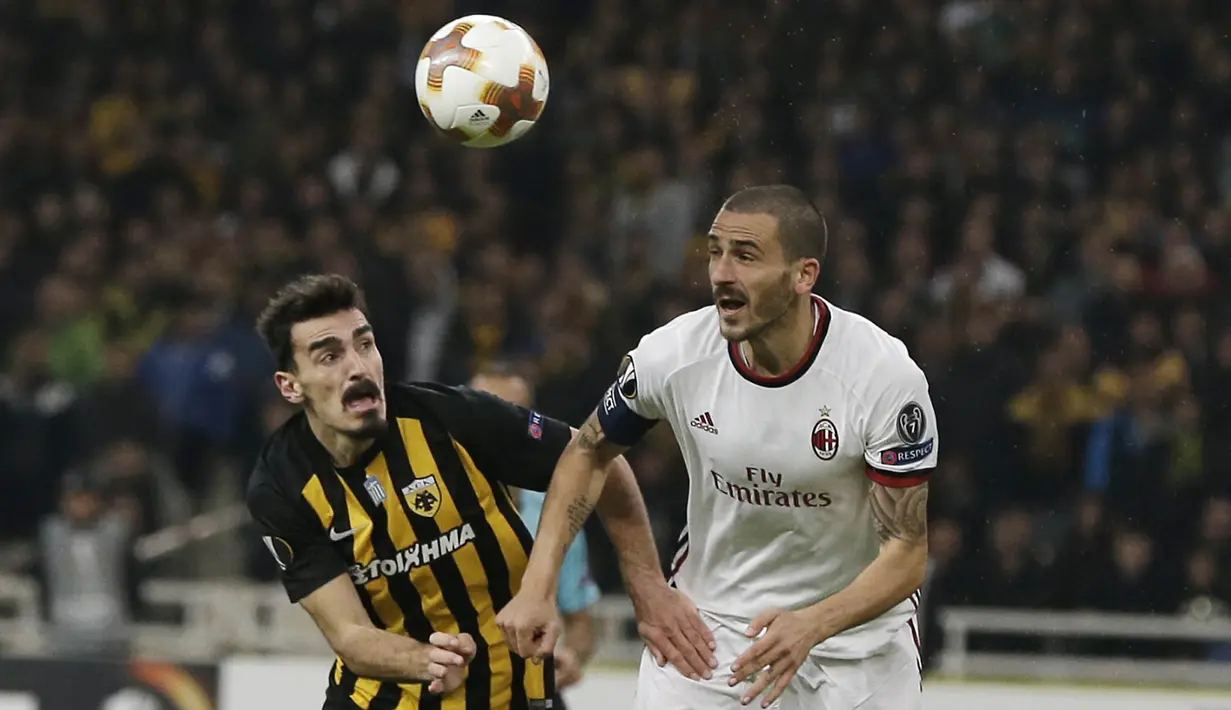 Bek AC Milan, Leonardo Bonucci, duel udara dengan gelandang AEK Athens, Lazaros Christodoupoulos, pada laga Liga Europa di Stadion Olympic, Athens, Kamis (2/11/2017). Kedua klub bermain imbang 0-0. (AP/Thanassis Stavrakis)