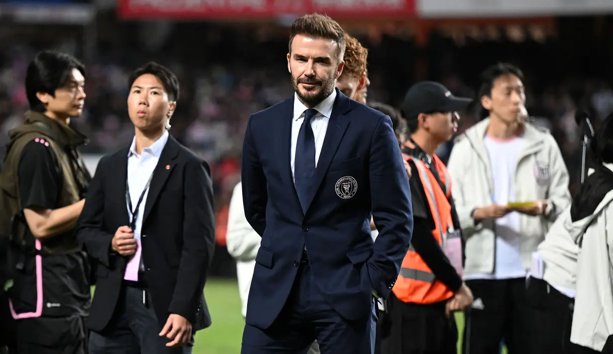 Pemilik Inter Miami, David Beckham (tengah) mendengarkan cemoohan penonton setelah tak memainkan Lionel Messi pada pertandingan persahabatan antara Hong Kong XI melawan Inter Miami di Stadion Hong Kong, Hong Kong, Minggu, 4 Februari 2024 waktu setempat. (AFP/Peter Parks)