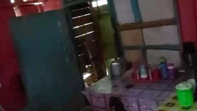 6 Potret Rumah Fajar Sad Boy, Sederhana Berdinding Kayu