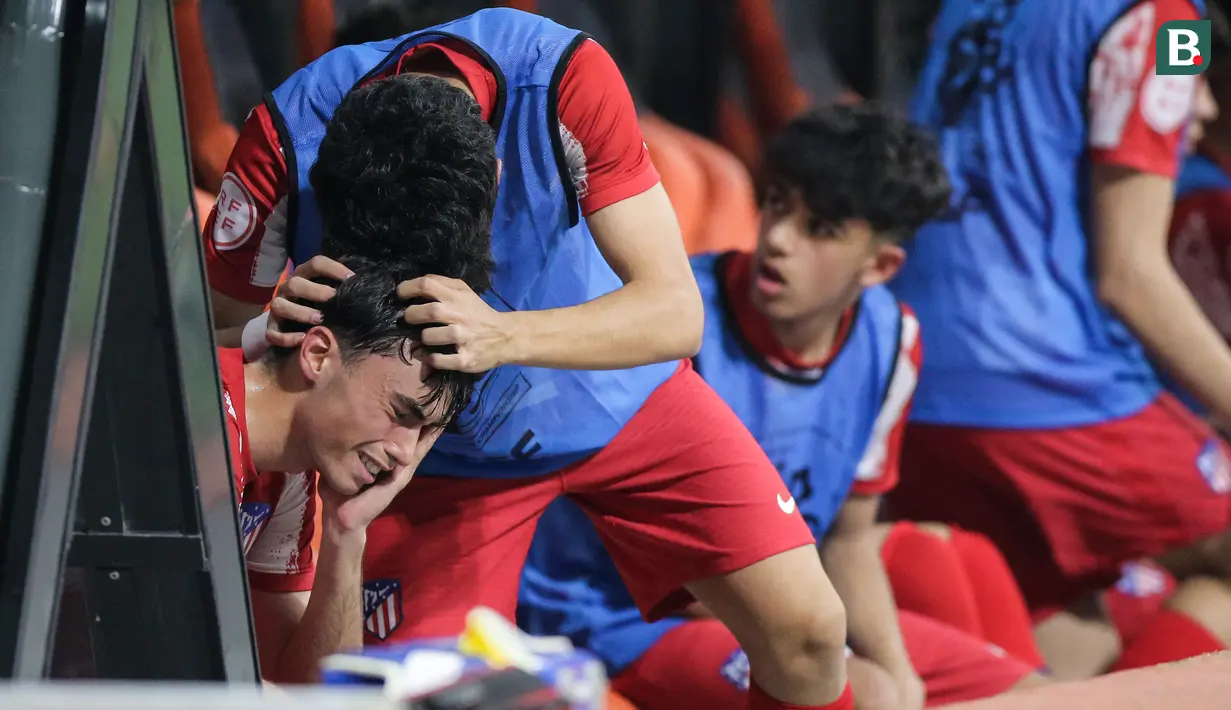 Reaksi kecewa pemain Atletico Madrid U-18 usai digantikan karena wasit memberikan kartu merah kepada kiper Luciano Riveros Garcia saat laga International Youth Championship 2021 melawan Barcelona U-18 di Jakarta International Stadium, Jakarta, Jumat (15/04/2022). (Bola.com/Bagaskara Lazuardi)