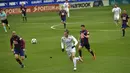 Striker Real Madrid, Gareth Bale, mengejar bola saat pertandingan melawan Eibar, pada laga La Liga di Stadion Ipurua, Sabtu (10/3/2018). Eibar takluk 1-2 dari Real Madrid. (AP/Alvaro Barrientos)