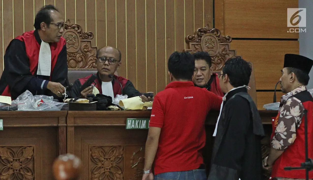 Hakim menunjukkan barang bukti berupa senjata api saat sidang Gatot Brajamusti atau Aa Gatot di PN Jakarta Selatan, Selasa (7/11). Barang bukti tersebut di antaranya senjata api Glock tipe 26 dan senjata api pistol Walther. (Liputan6.com/Herman Zakharia)