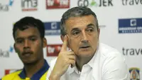 Pelatih Persiba Balikpapan, Milomir Seslija. (Bola.com/Iwan Setiawan)