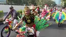 Peserta mengikuti kegiatan lomba sepeda hias di sekitar Gedung Kementerian Hukum dan HAM di Jakarta, Sabtu (19/8). Lomba tersebut digelar dalam rangka memperingati hari kemerdekaan ke-72 RI. (Liputan6.com/Immanuel Antonius)