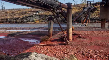 Pemandangan sungai Daldykan yang memiliki aliran air berwarna merah mirip darah di Krasnoyarsk, Rusia, 8 September 2016. Sungai itu berubah menjadi merah karena tumpahan nikel yang hanyut dari pabrik nikel terbesar di dunia, Norilsk Nickel. (REUTERS)