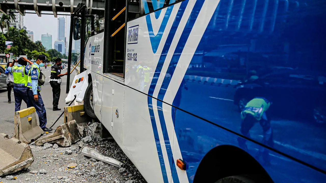 FOTO: Bus Transjakarta Tabrak Separator Busway di Bundaran Senayan