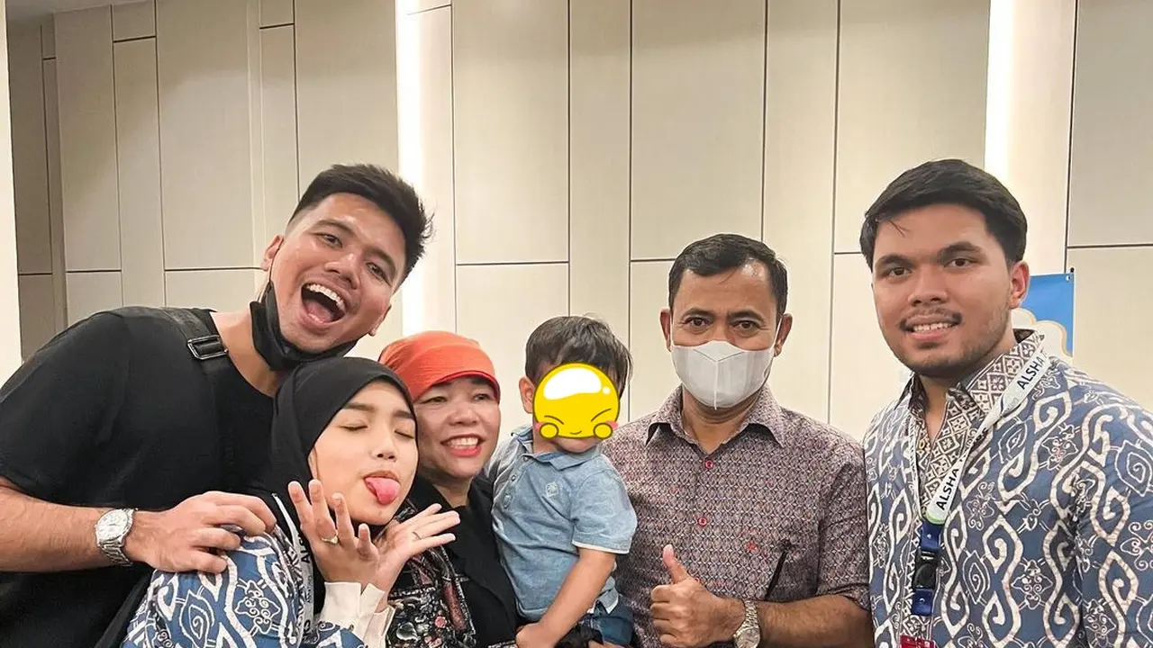 6 Potret Fuji dan Thariq Halilintar Berangkat Umrah Bareng, Curi Perhatian