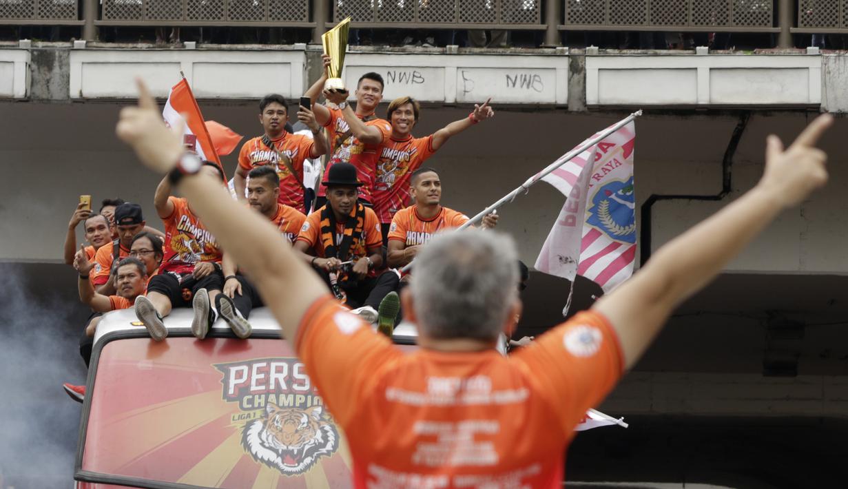 Pemain Persija Jakarta bersama The Jakmania melakukan pawai merayakan gelar juara Liga 1 musim 2018 di Bundaran HI, Jakarta, Sabtu (15/12). Persija berhasil juara Liga 1 usai mengalahkan Mitra Kukar. (Bola.com/M Iqbal Ichsan)