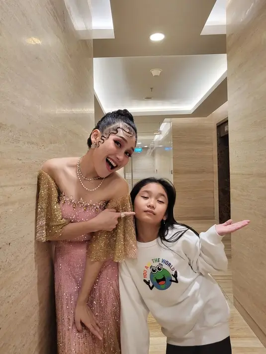 Bilqis begitu paham akan pekerjaan Ayu Ting Ting. Di waktu liburnya, ia tak merengek minta jalan-jalan, ia justru menamani sang ibunda bekerja. (Foto: Instagram/@ayutingting92)