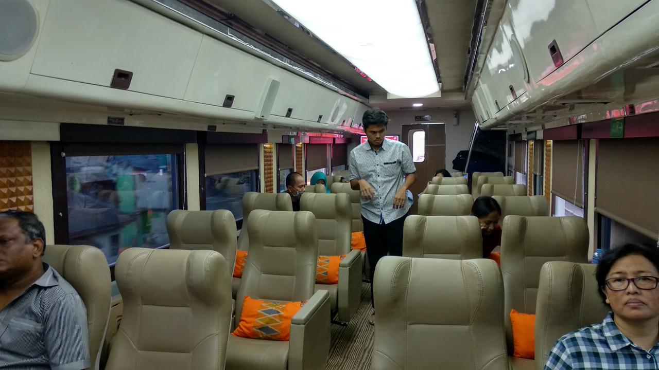 Argo Muria Priority merupakan kereta jurusan Gambir-Semarang yang diluncurkan PT KA Pariwisata. Foto: Liputan6.com/Maulandy