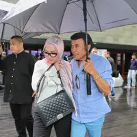 Raja Dangdut Rhoma Irama bersama Ricca Rahim saat menghadiri acara jumpa pers rangkaian program Ramadan Indosiar Ramadan Penuh Berkah. Pasangan yang menikah sejak 1984 itu masih terlihat kompak. (Adrian Putra/Bintang.com)