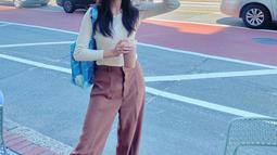 Gaya outfit kasual yang ia kenakan makin membuat penampilan istri CEO Ruang Guru itu. Lengkap dengan topi dan tas berukuran mungil yang menggemaskan. (Liputan6.com/IG/@sabrinaanggraini).