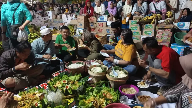 Massa Padati Depan Kantor Bupati Pati