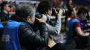 Fotografer Hong Nanli mengambil gambar selama pertandingan bola basket di Shanghai, China (16/1). Nenek Hong Nanli gemar berolah raga 3 kali seminggu, dan masih aktif menjadi fotografer paruh waktu. (AFP Photo/China Out)