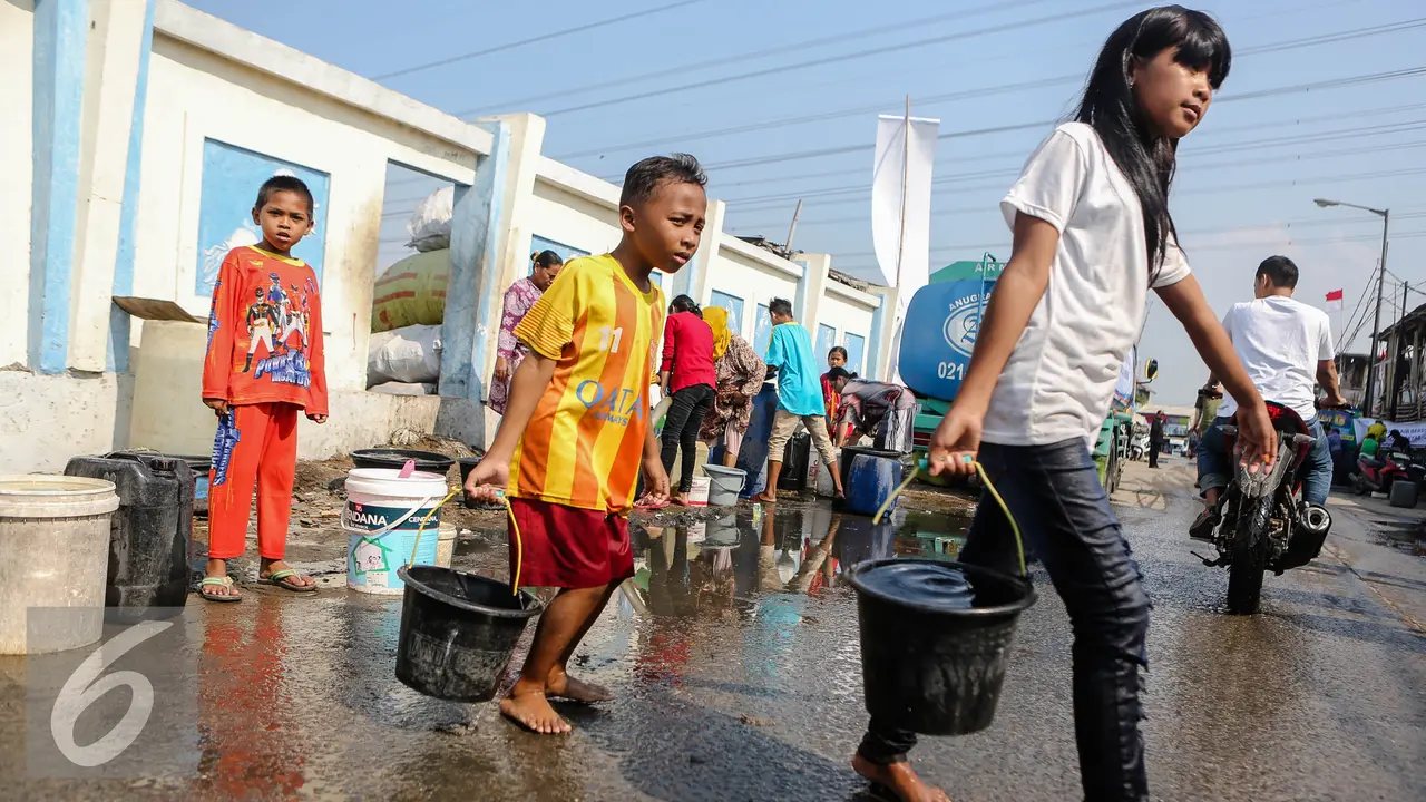 20150804-Warga Muara Angke Antre Air Bersih-Jakarta