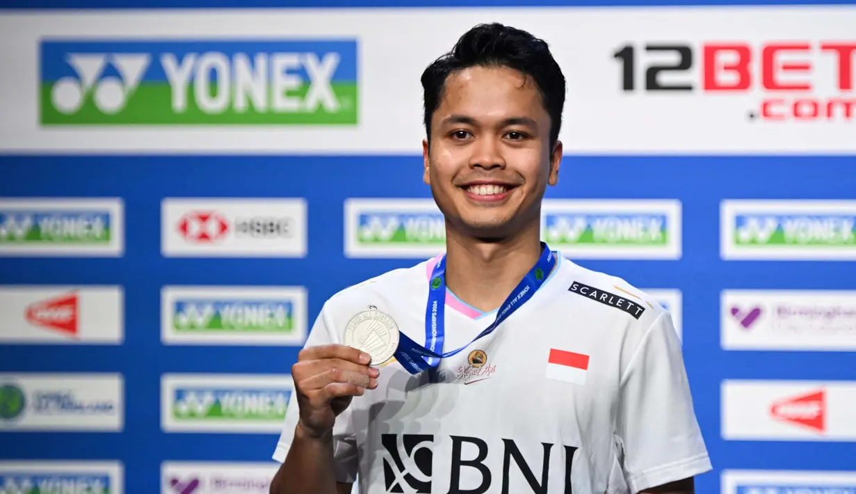Anthony Sinisuka Ginting harus puas berada di posisi kedua Tunggal Putra Kejuaraan Bulu Tangkis Terbuka All England 2024. (JUSTIN TALLIS/AFP)