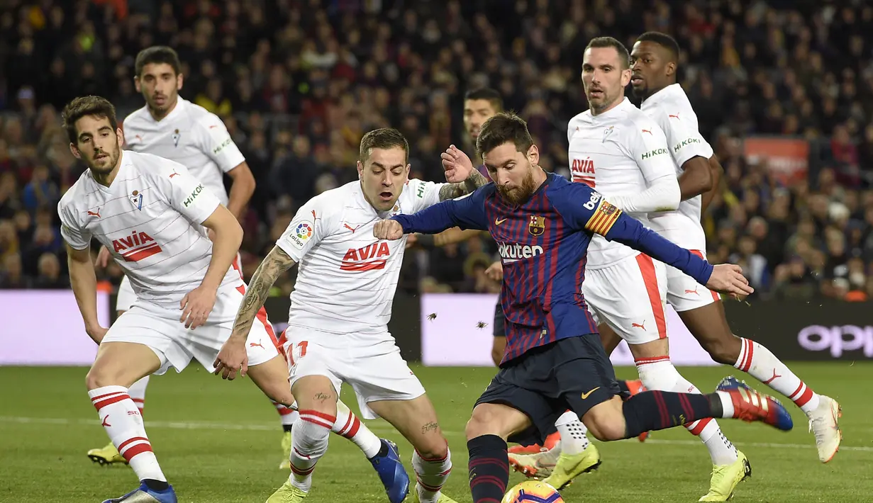 Aksi yang mega bintang, Lionel Messi pada laga lanjutan La Liga yang berlangsung di stadion Camp Nou,  Senin (14/1). Barcelona menang 1-0 atas Eibar (AFP/Lluis Gene)