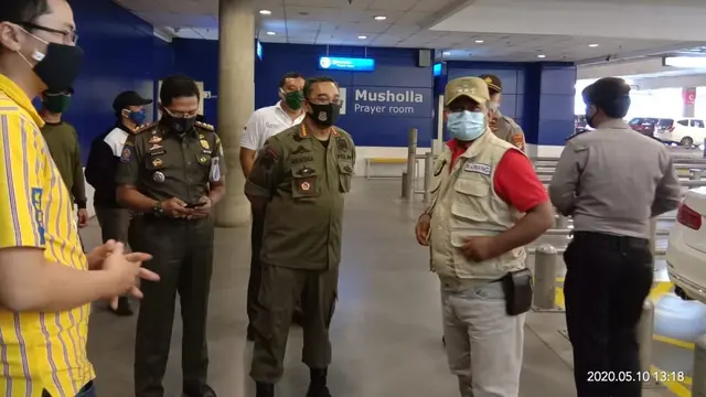 Satpol PP dan Kepolisian dari Polres Metro Tangerang, mendatangi IKEA Alam Sutera, Tangerang, Banten.