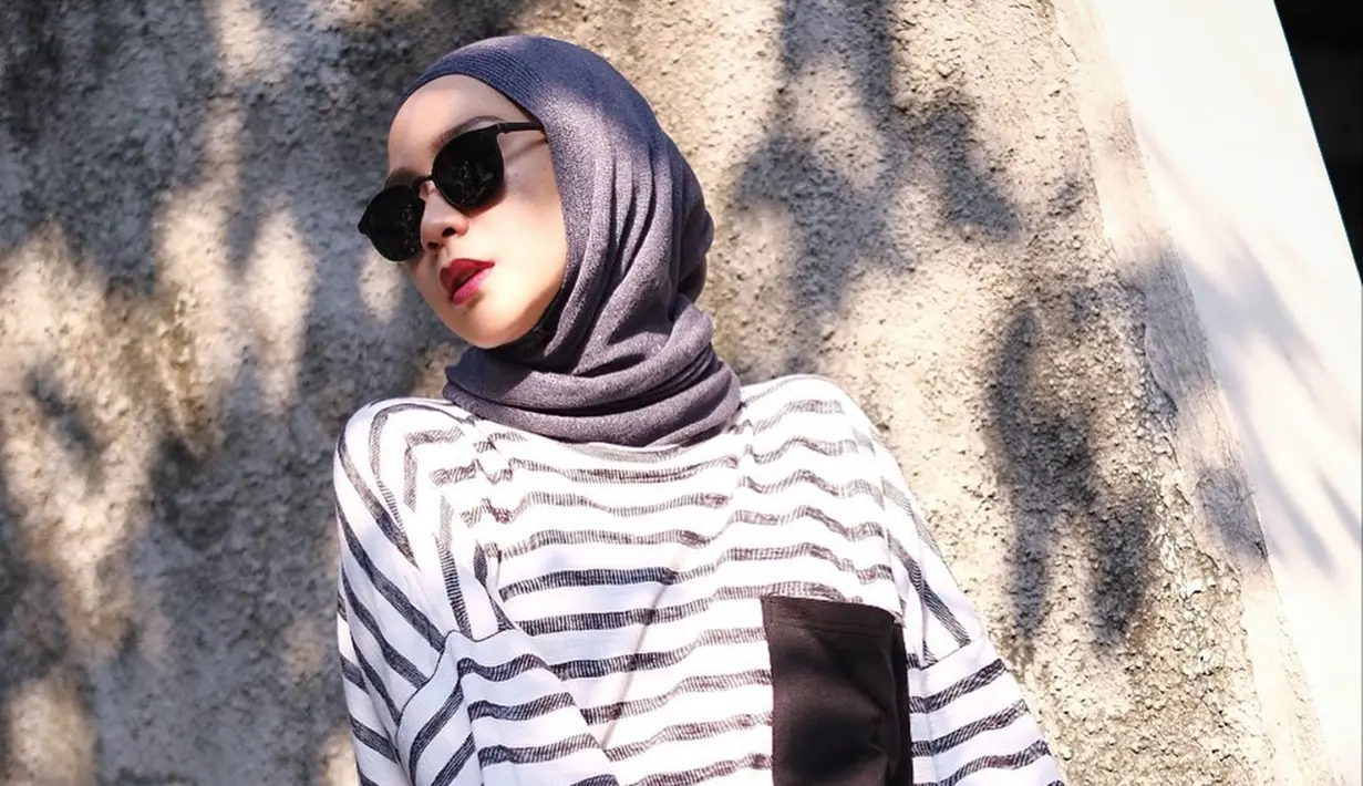 Zaskia Adya Mecca menjadi salah satu publik figur yang gaya busananya sering dijadikan inspirasi. Wanita kelahiran 1987 ini sering membagikan penampilan busana atau OOTD di laman Instagramnya. (Liputan6.com/IG/@zaskiadyamecca)
